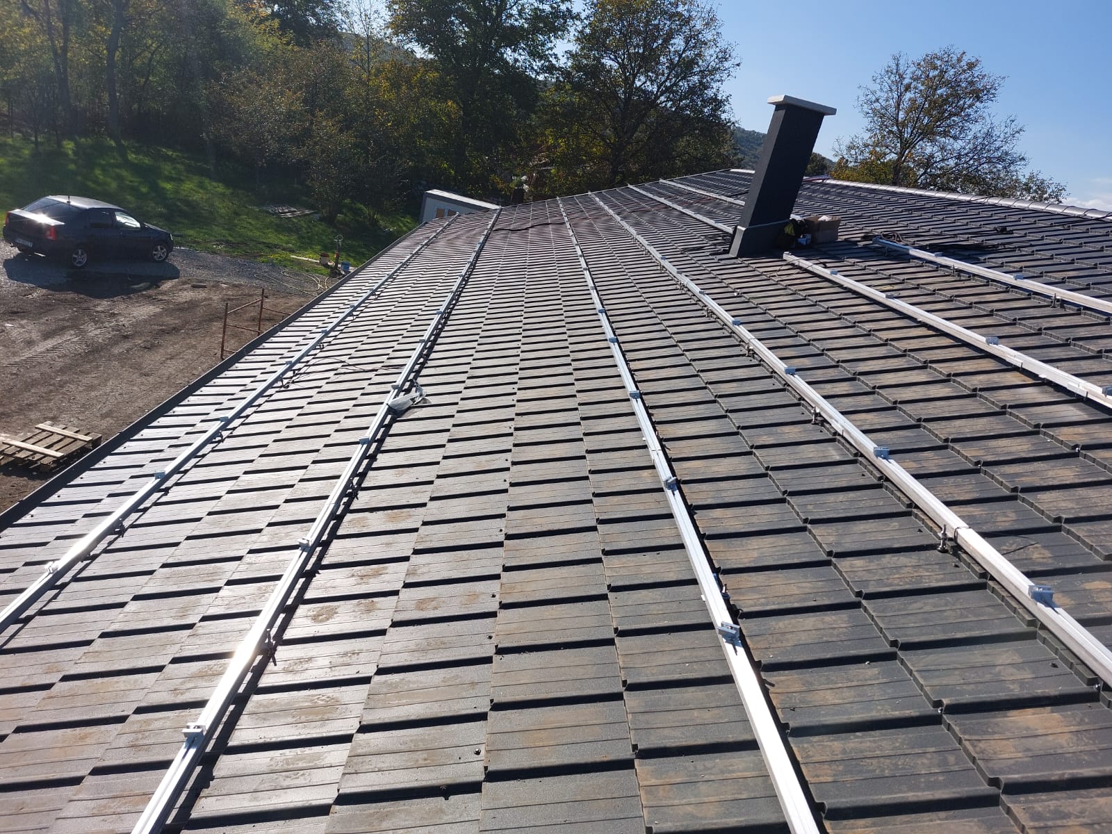 Șine de montaj pentru panouri fotovoltaice pe acoperiș din țiglă metalică