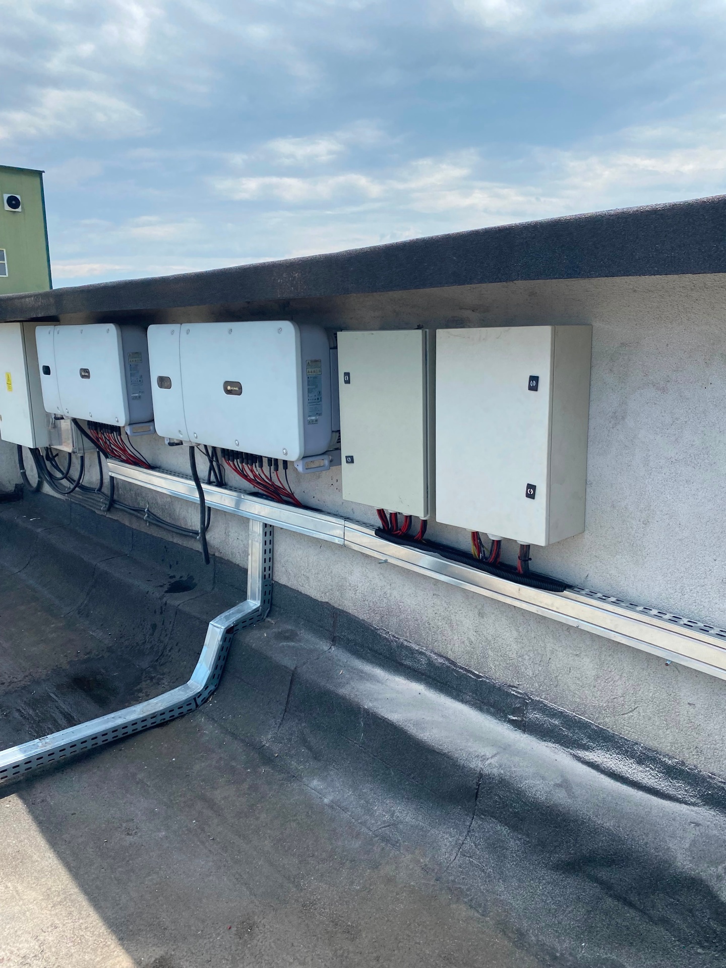 Invertoare Huawei și tablouri electrice pe acoperiș plat industrial