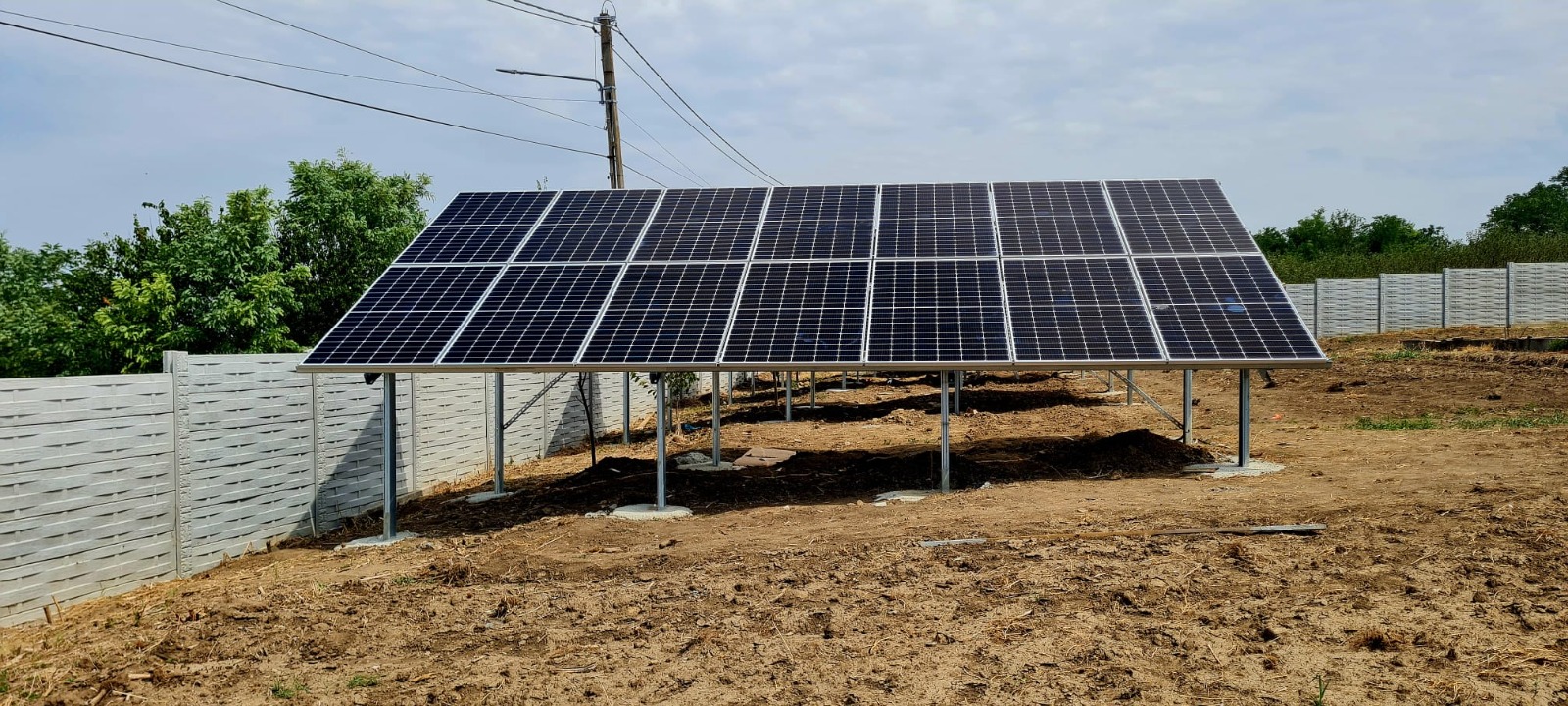 Instalație fotovoltaică ground-mount în curte