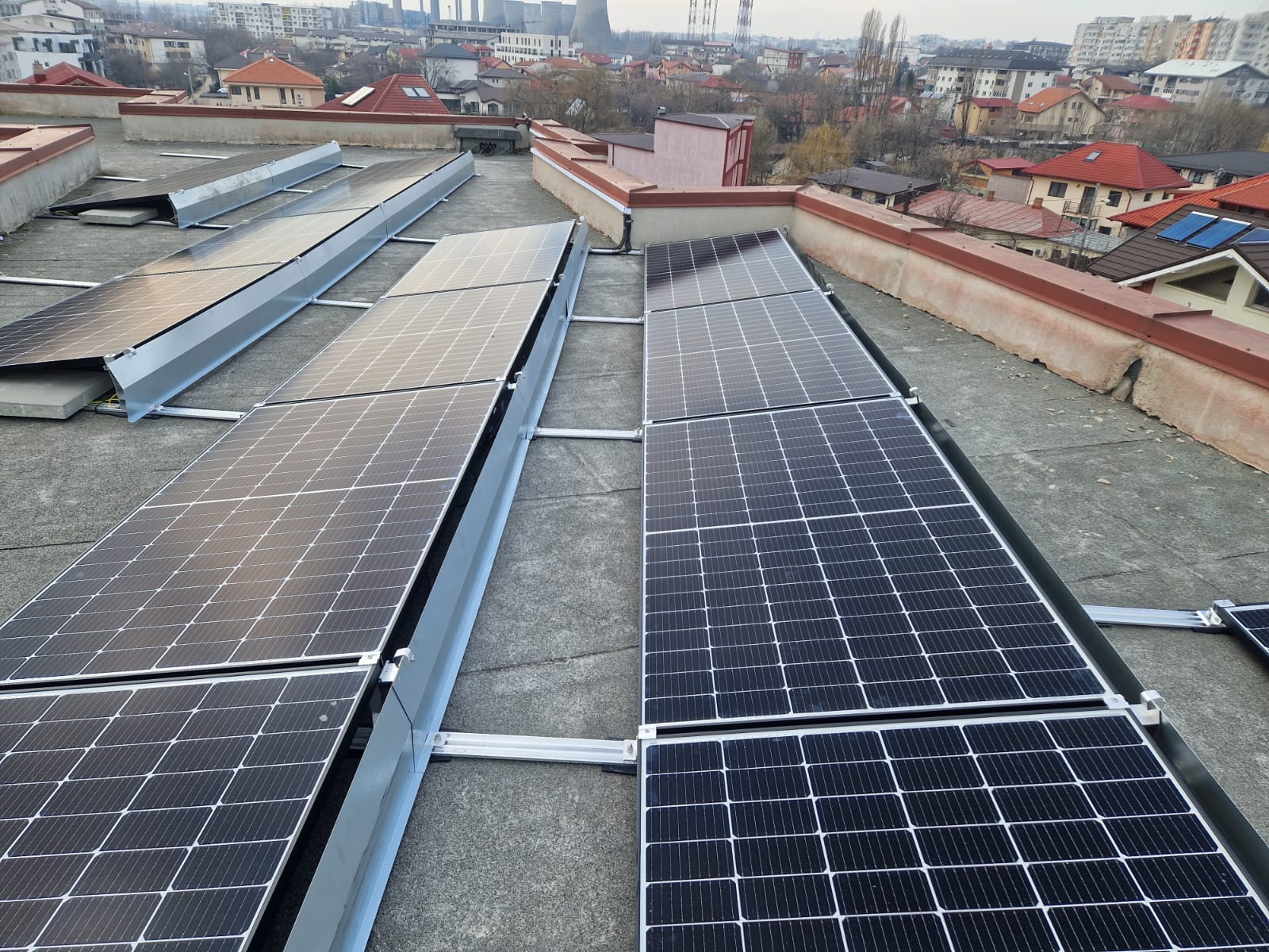 Sistem fotovoltaic pe acoperiș plat, zonă industrială