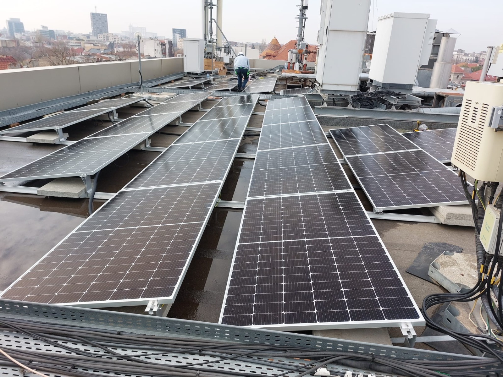 Instalație fotovoltaică pe acoperiș cu echipamente tehnice