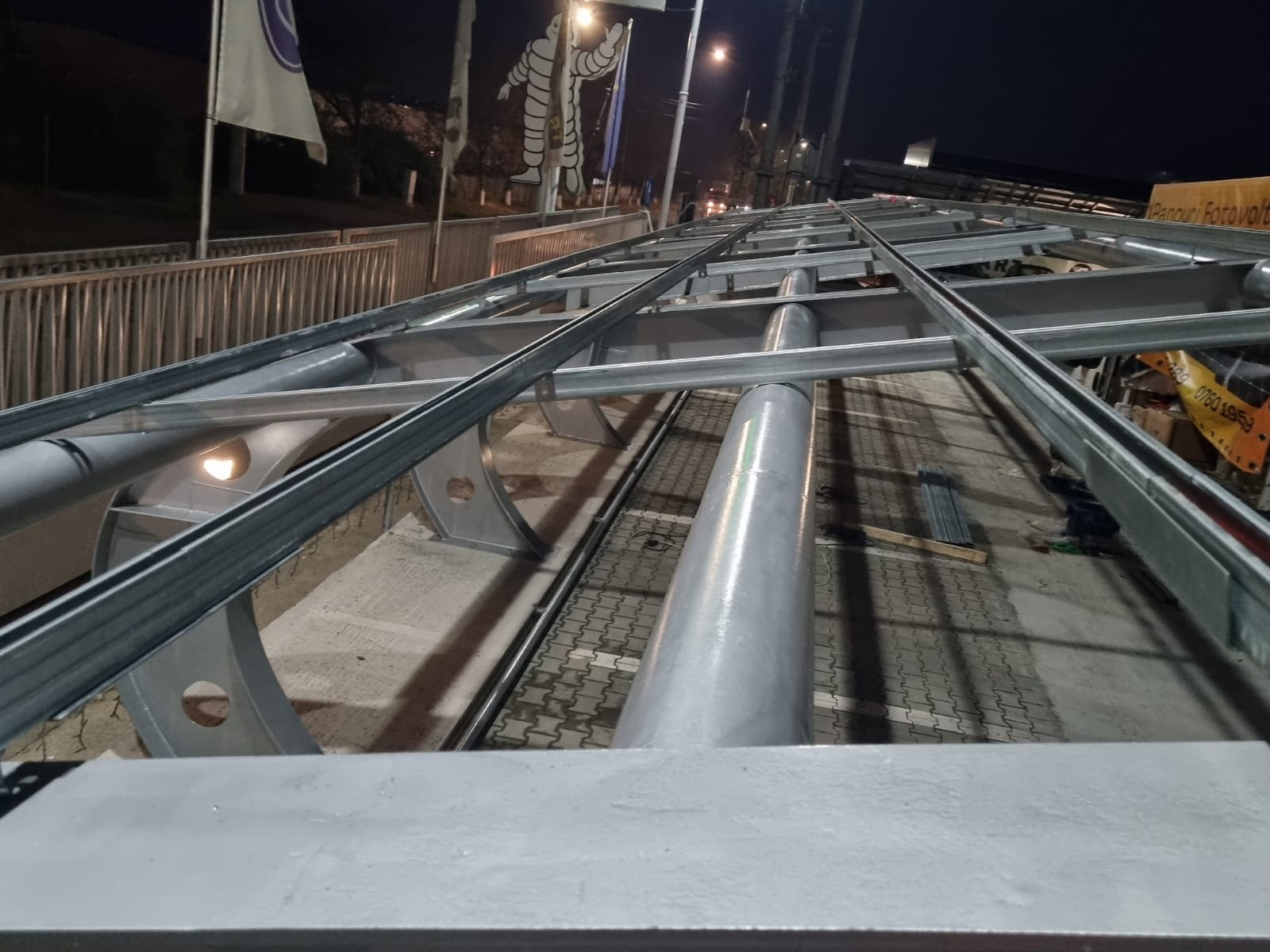 Structură metalică zincată pentru sistem fotovoltaic — instalare nocturnă