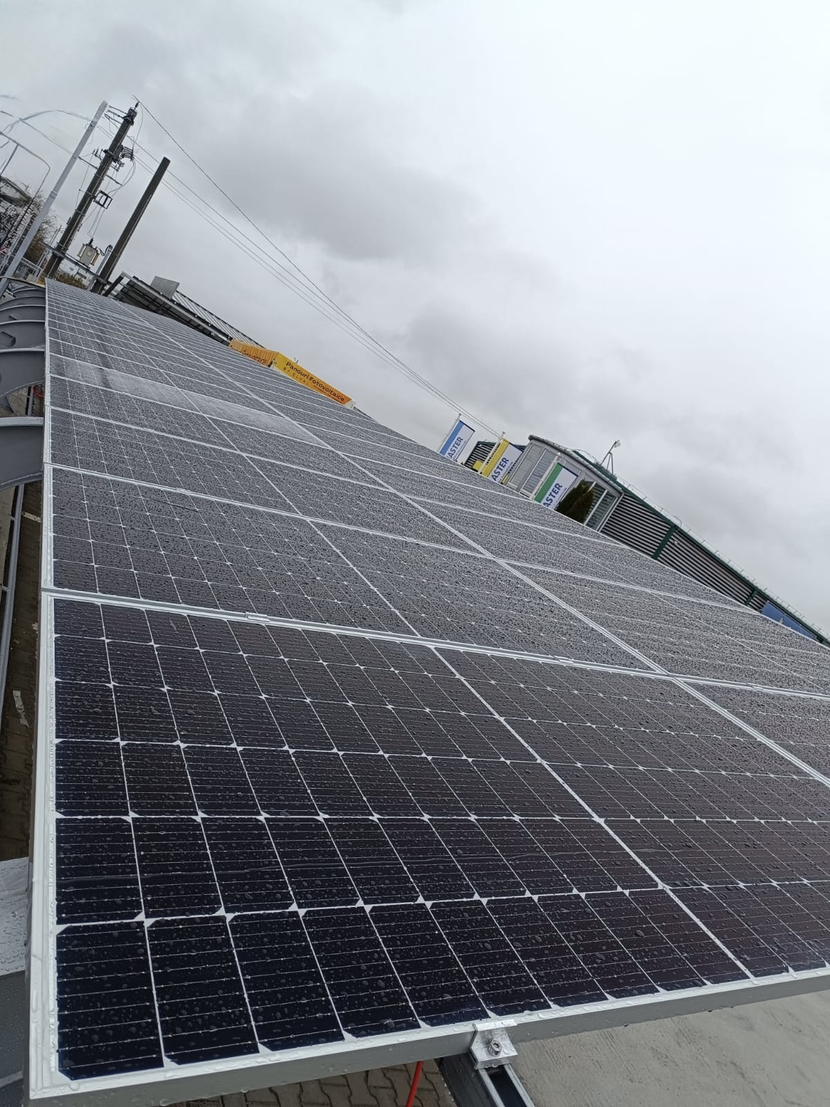 Panouri fotovoltaice montate pe structură comercială la sol