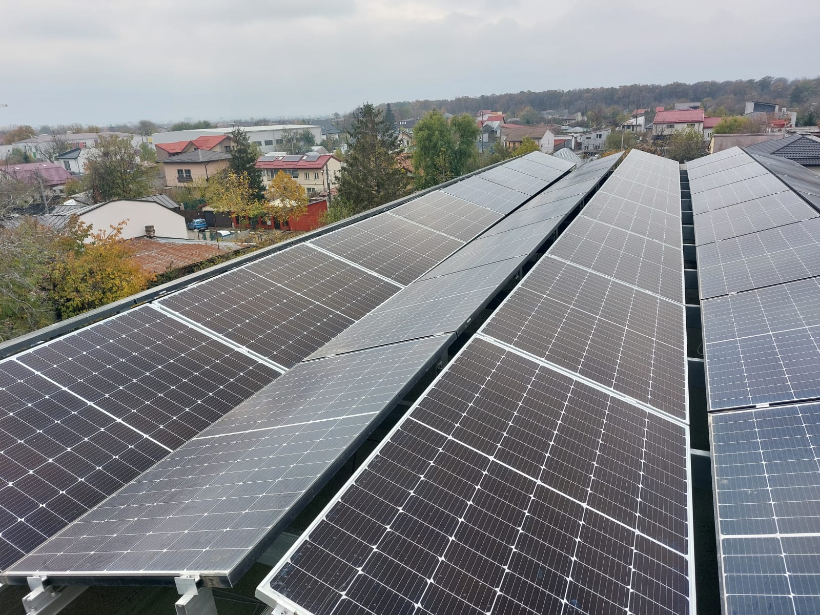 Panouri fotovoltaice pe hală comercială