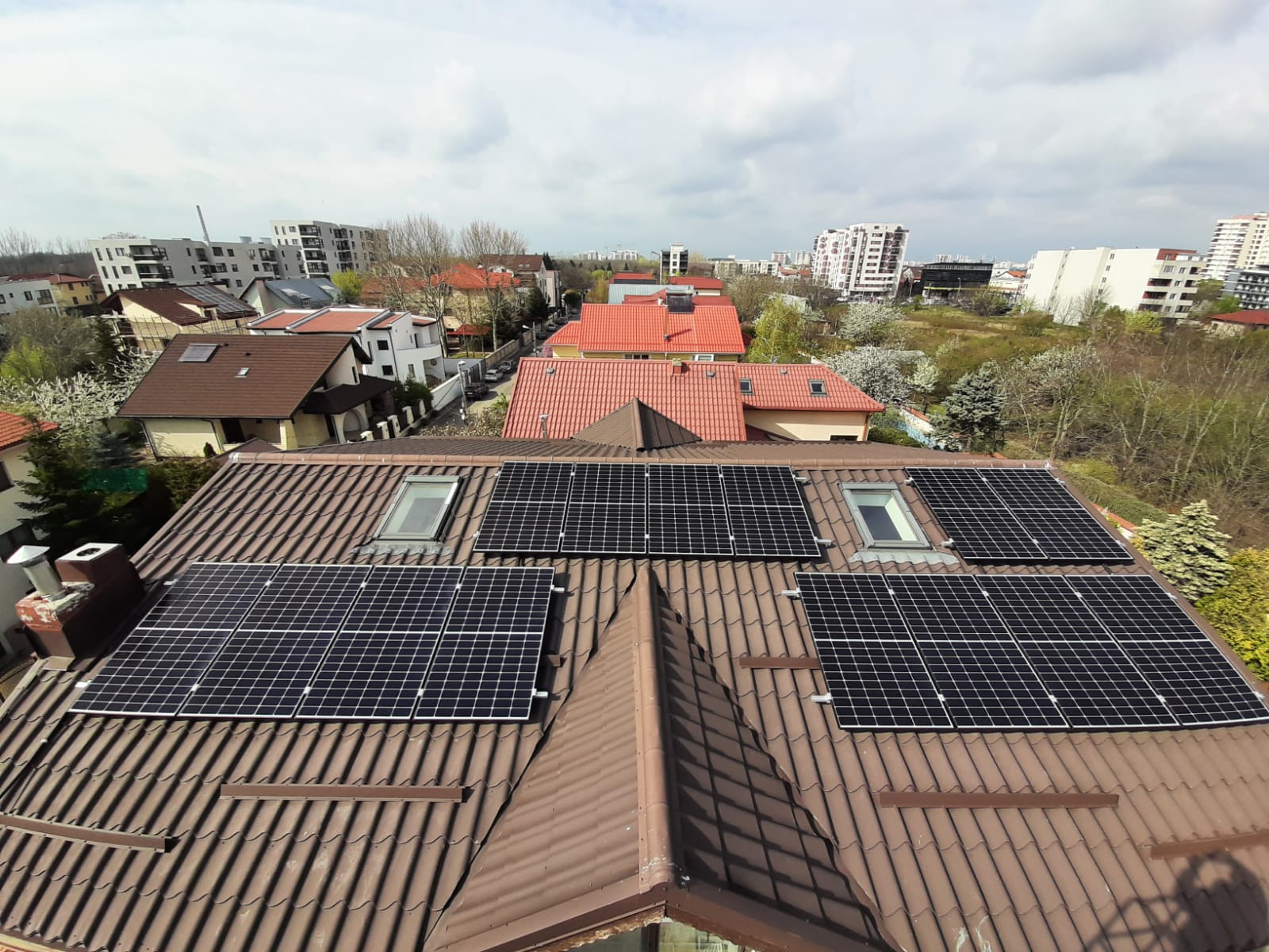Instalație fotovoltaică rezidențială — vedere de sus, zonă urbană