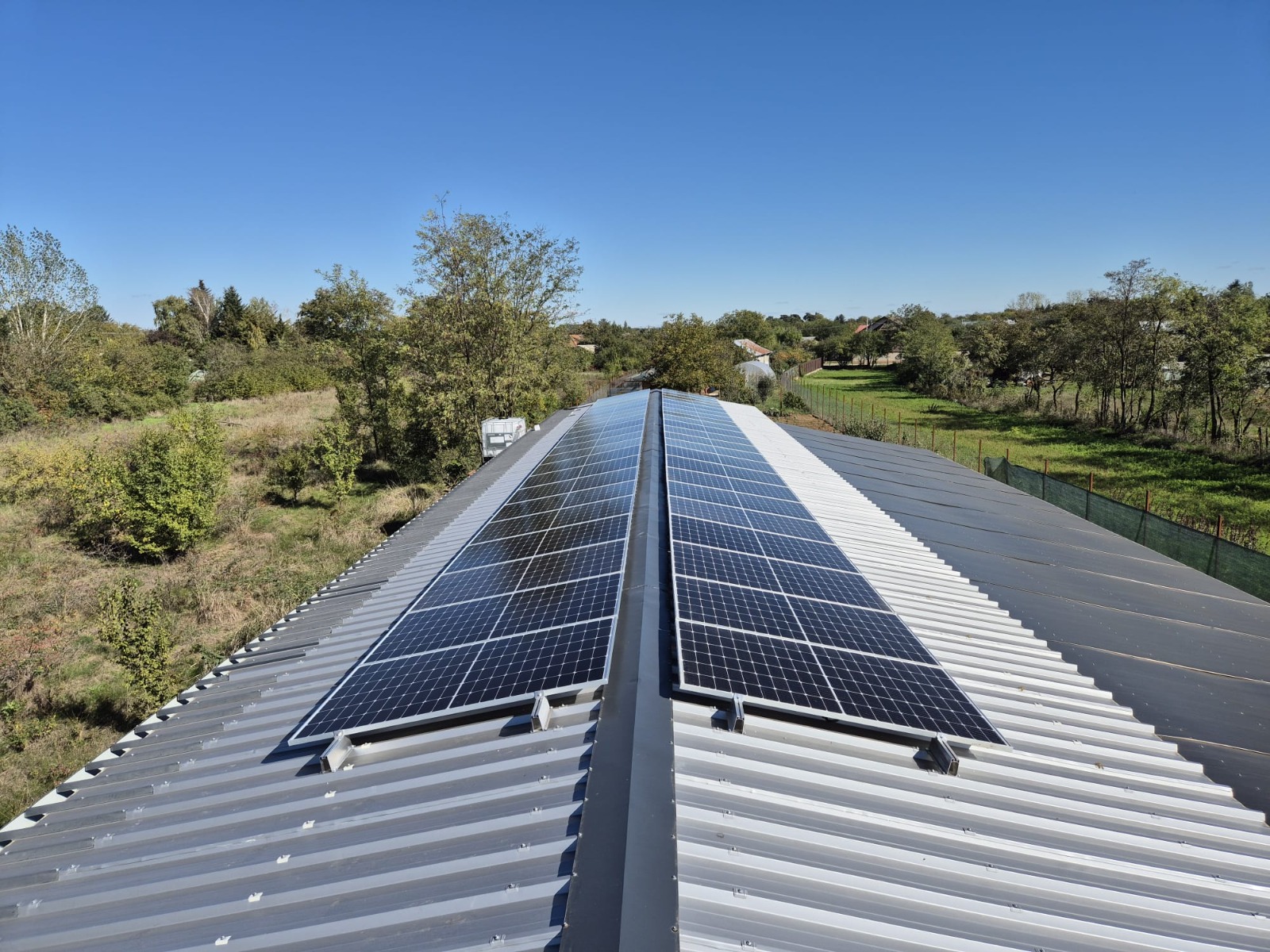 Panouri fotovoltaice pe acoperiș de tablă cutată