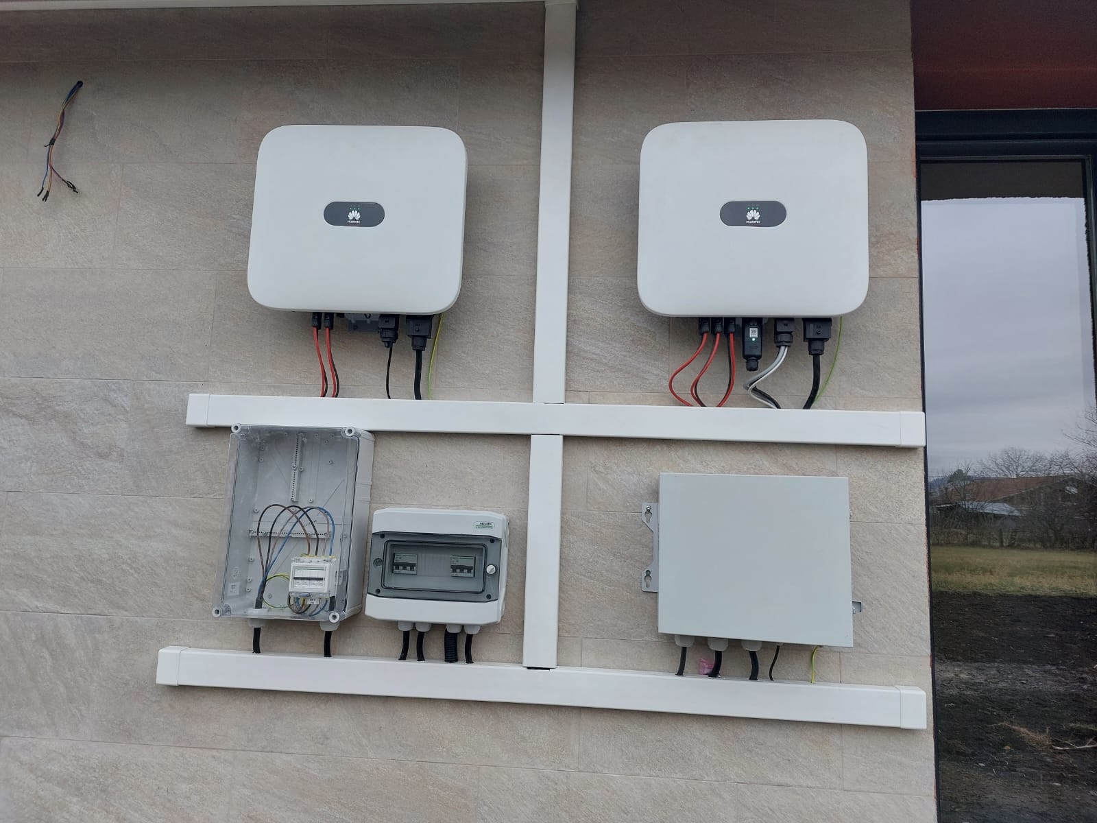 Două invertoare Huawei și tablouri electrice — instalație rezidențială