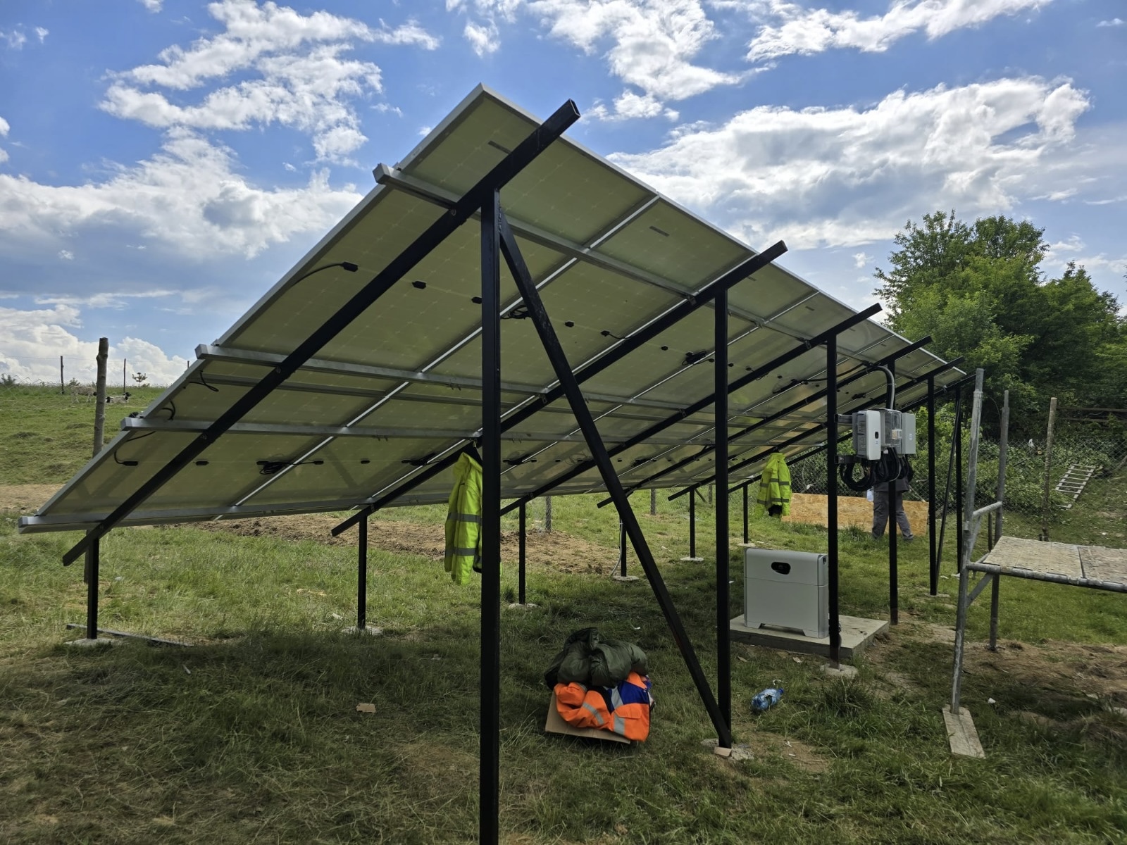 Sistem fotovoltaic ground-mount în câmp deschis